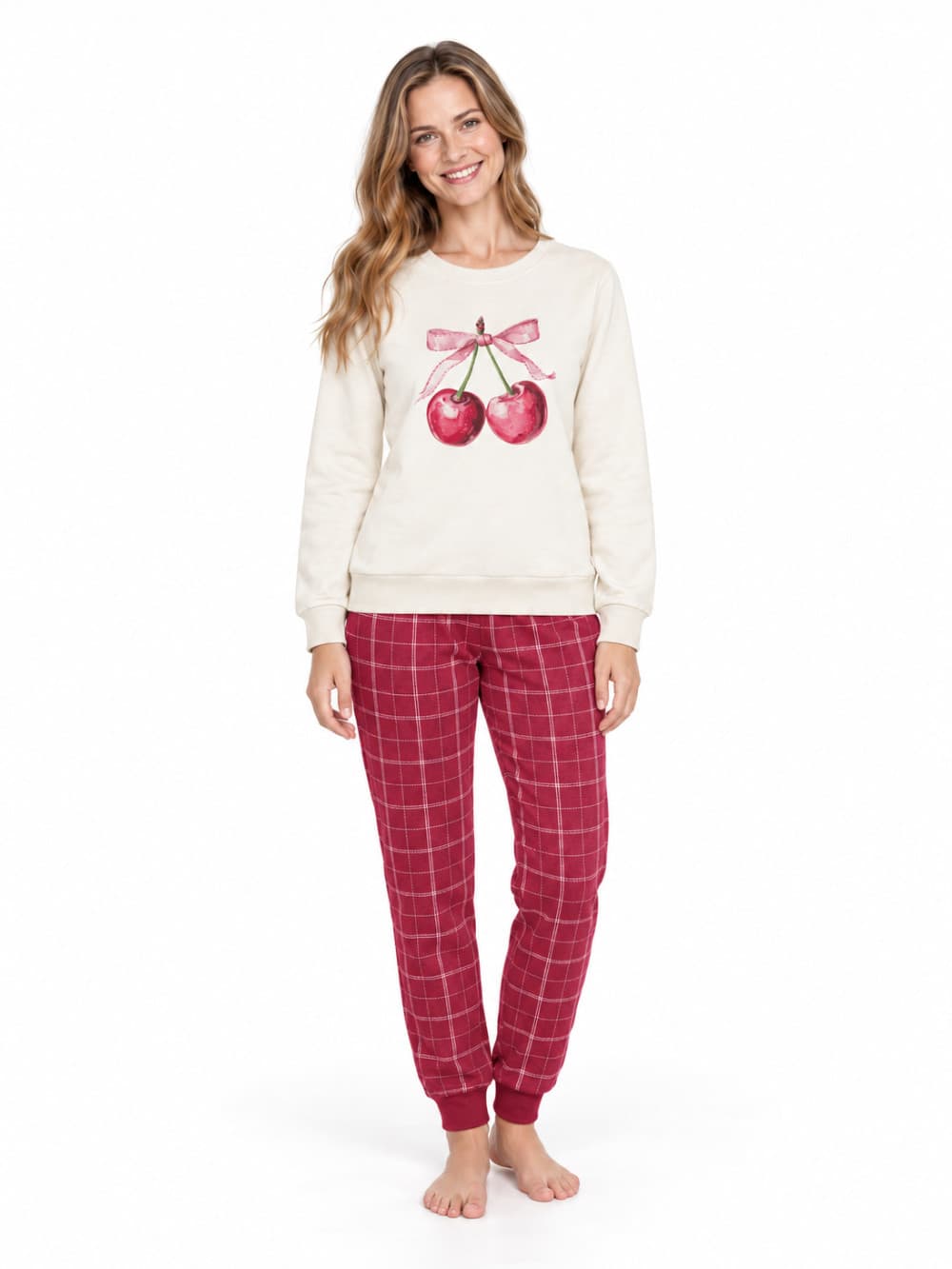 Dámské pyžamo SWEET CHERRY s dlouhým rukávem, na postavě zepředu