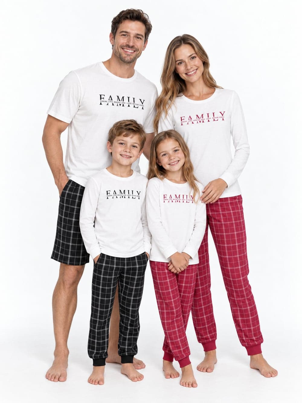 Táta, máma, syn a dcera v bílých tričkách s nápisem FAMILY a v černých a červených kostkovaných kalhotách